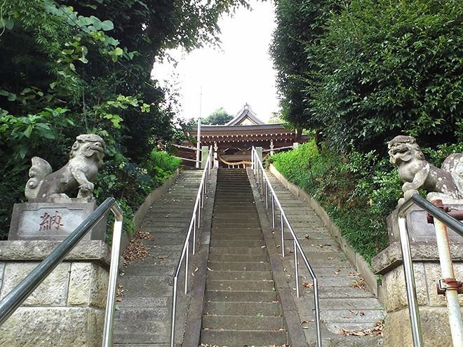 氏神様の神社も、徒歩5分程度。「小さいながらも、鎌倉時代以前から現存する歴史ある神社のようです」