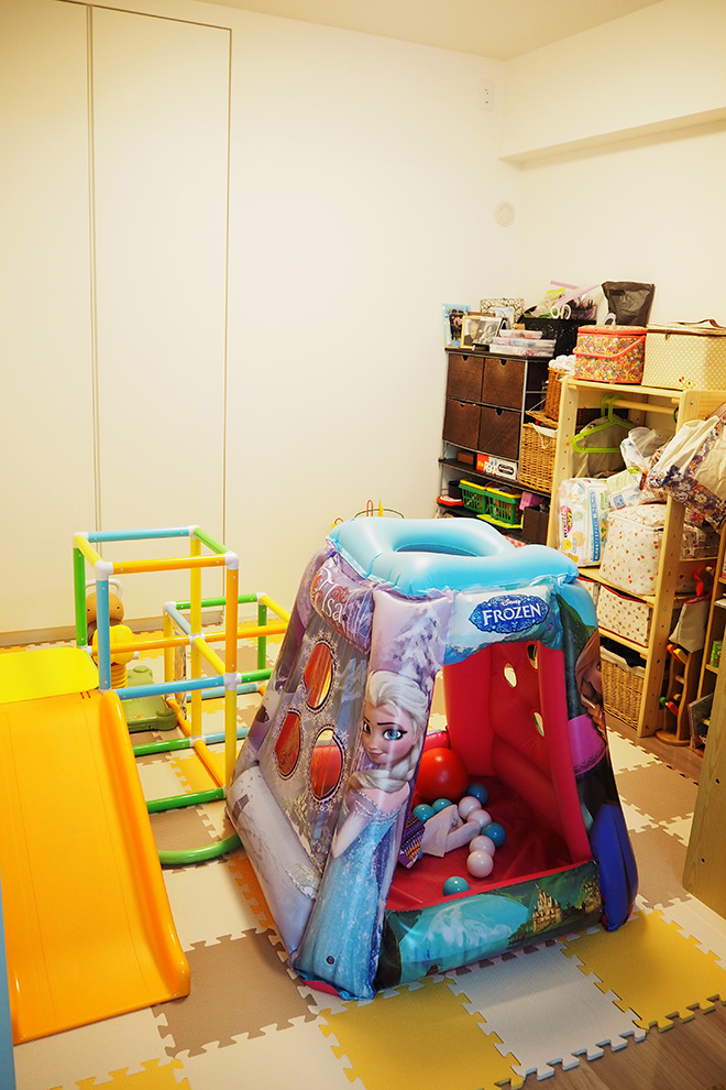 リビングに隣接する子ども部屋。様々な遊具を置いて遊び場として活用している。引き戸はほぼ開けたままで、リビングの延長として使うことが多いそう。