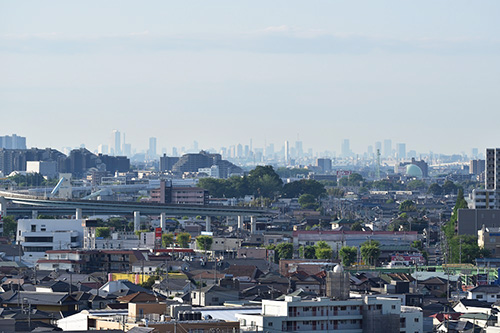 南側のリビングとバルコニーからの眺望。天気が良い日には、新宿の高層ビル群も望める。