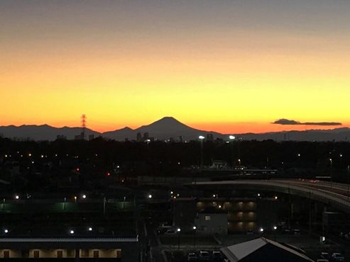 ベランダから見える美しい夕日。「周囲に背の高い建物が建つ予定がないので、空気が澄んでいる日は富士山もよく見えます」