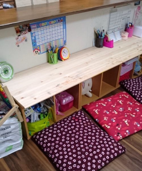 一枚板をホームセンターで購入して、カラーボックスの上に配置することでテーブル代わりに。「子どもが小学校に入ったら、ここが宿題スペースになると思います」