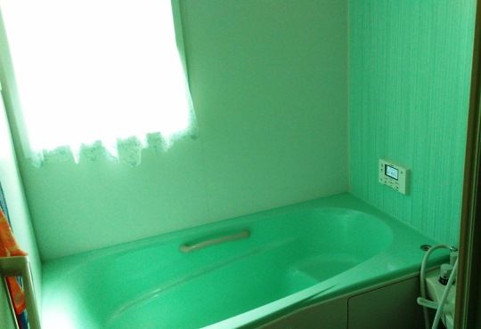 浴室は壁も浴槽も緑。「元気が出る色を意識して全体のクロスなどを選んでいますが、浴室は落ち着ける空間にしたいと思いました」トイレも緑で揃えたそう。