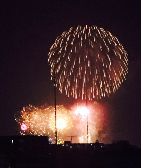 ルーフバルコニーからは、板橋花火大会の様子がよく見える。「今年は親戚を呼んでみんなで鑑賞予定です」