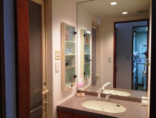 洗面所は、壁一面が鏡張りになっている。「とても開放感があり、お気に入りです」とMさん。