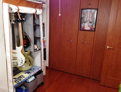 パソコンスペース兼、物置として使用されている洋室。「ギターや妻の服などを収納しています」