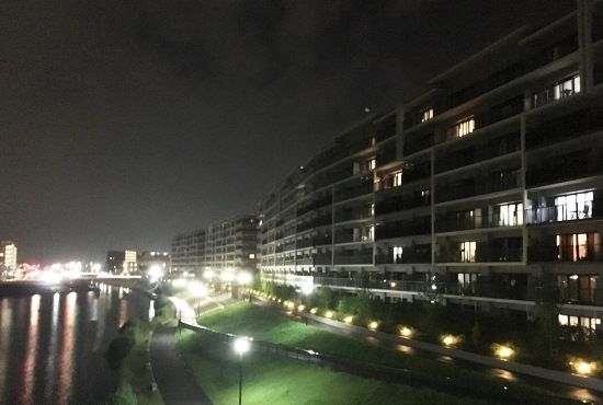 マンション周辺の歩道と外観は、毎晩ライトアップされている。美しい夜景に癒されている住民も多いそう。