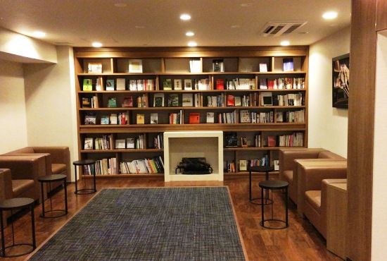 共用スペースの充実も、Kさんがマンションを購入する決め手になったという。「ブックサロンでは、ブックコンシェルジュがセレクトした書籍を自由に閲覧できる。