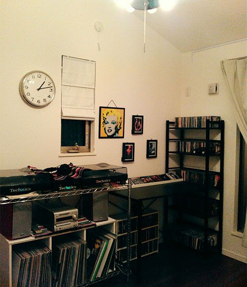 3階の小さな部屋を、Iさんの趣味部屋に。DJブースを設置し、レコードやCDも収納している。「引っ越してからはよく利用するようになりました。親子で音楽を聴いていることも多いですよ」