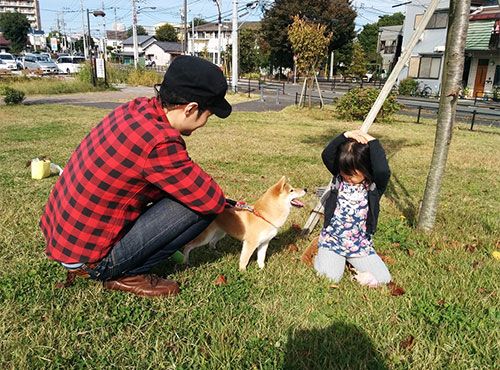 新居の近くには多摩川の土手があり、愛犬を連れて散歩に出かけることも多いそう。「夏は調布市の花火大会を鑑賞するのも楽しみです」