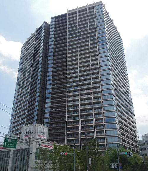 購入したのは住戸数800戸以上の大規模タワーマンション。東日本大震災を踏まえ耐震性能を重視した安定性の高い建物形状で設計されたそう。「免震構造や様々な防災機能を備えていることが、購入の決め手の一つになりました。」