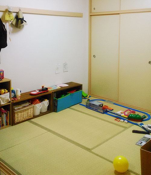 リビングと隣接する和室はお子様の遊び場として活用中。「リビングで寛ぎながら息子が遊ぶ様子を見守れるので便利です」
