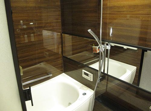 ダークブラウンを基調とした落ち着いた雰囲気の浴室。ゆったりと寛ぎやすいそう。
