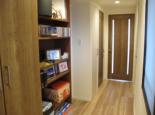 廊下にはディスプレイもできる収納スペースが設けられている。「お気に入りのCDなどを飾っています」