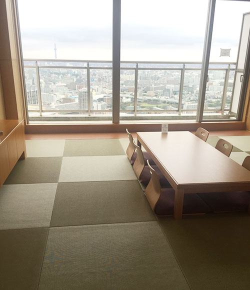和室のゲストルームから、ビル群を望む。「東京スカイツリーと東京タワーが両方見ることができる、マンション随一の眺望です」