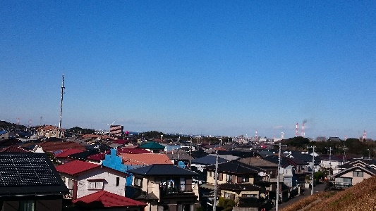 玄関を一歩出ると、高台から臨む東京湾。その向こうには東京、横浜。晴れた日には東京スカイツリーも肉眼で見えます。