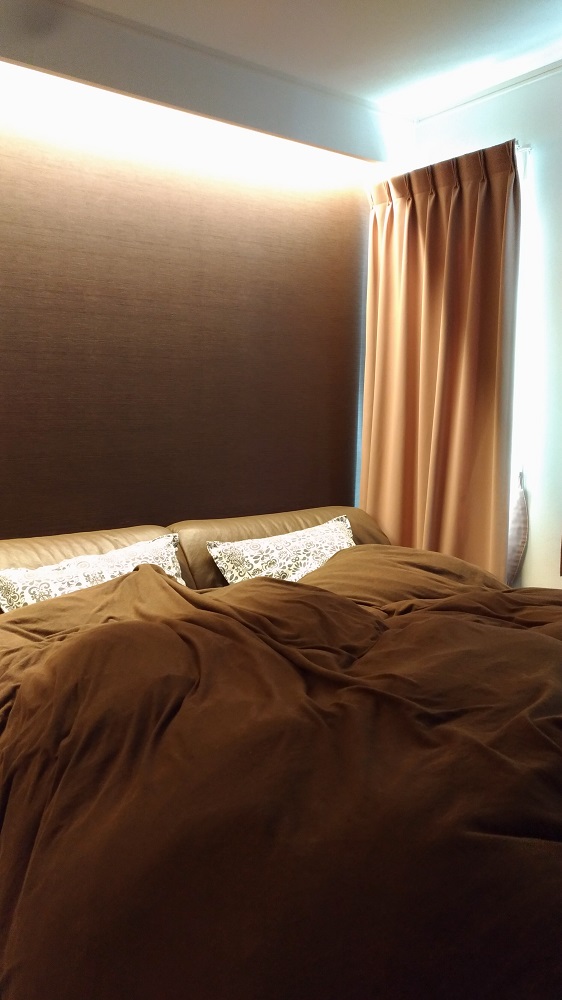 寝室には、アクセントクロスを照らす間接照明が設置されている。「雰囲気が良くて気に入っています」