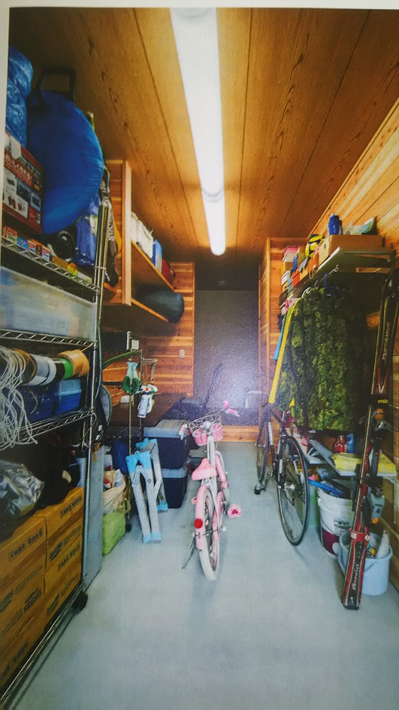 倉庫の壁には杉板を張り、カスタマイズしやすいように配慮。DIYで自転車をかけるフックなどを設置している。自転車やアウトドア用品、日曜大工用の工具、靴などの他、米や野菜のストック、防災用品、資源ごみの一時置きとしても重宝しているそう。「今までは玄関収納や押入れなどあちこちに分散しないと収納できなかったものを、まとめてしまえるようになりました」