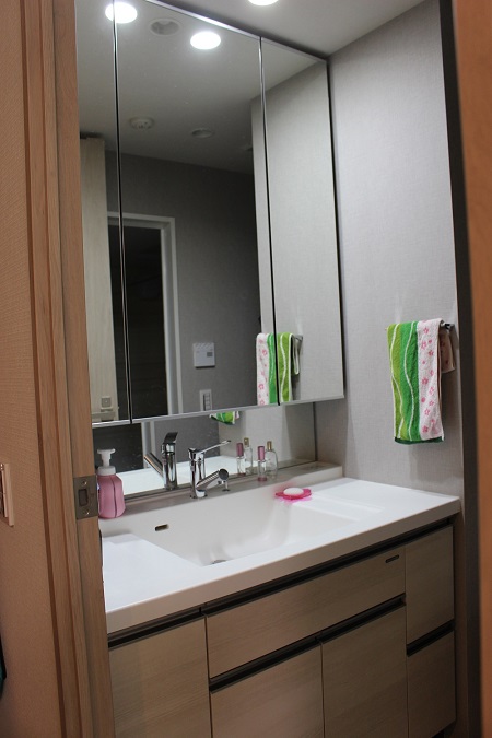 大きな鏡を備えた洗面所。「鏡の内部が収納になっているので、すっきりとした状態を保ちやすいです」