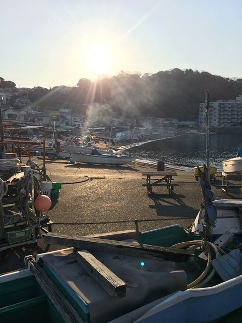 徒歩圏内に、逗子市で唯一の歴史ある漁港として知られている小坪漁港がある。「通勤前に立ち寄って、漁師さんがわかめを茹でている様子を眺めることもあります（笑）」