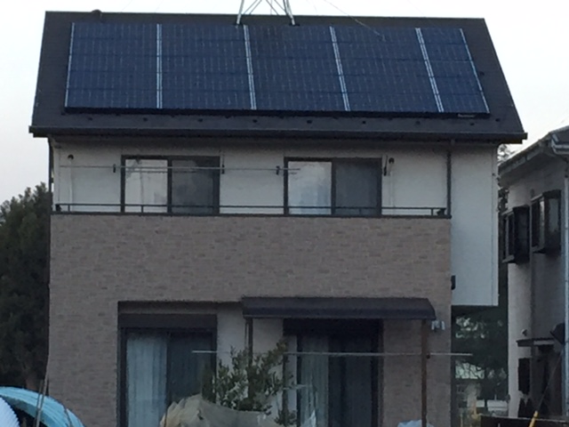 屋根は将来、太陽光パネルを搭載する予定があったため、切妻屋根を選択。「その後、太陽光パネルを5.5kwを搭載しました。周囲に高い建物がないので日中はしっかりと発電でき、光熱費はほぼ毎月プラスです」
