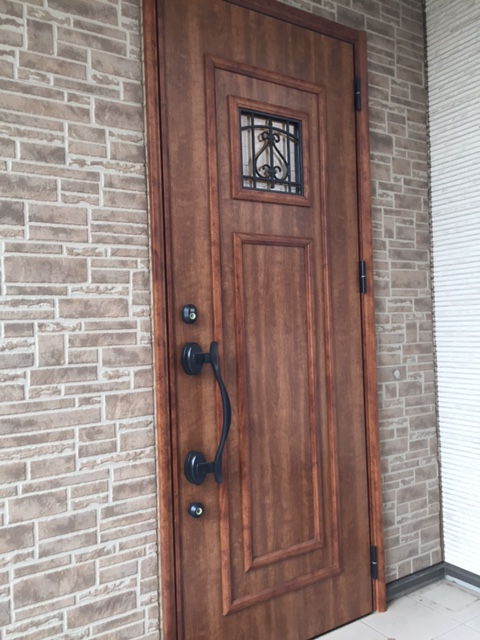 木とアイアンを組み合わせたデザインが目を引く玄関ドアだが、建具選びには反省点もあると言う。「やや玄関が暗いので、もっとガラス面の大きな扉を選べば良かったかなと、少し反省しています」