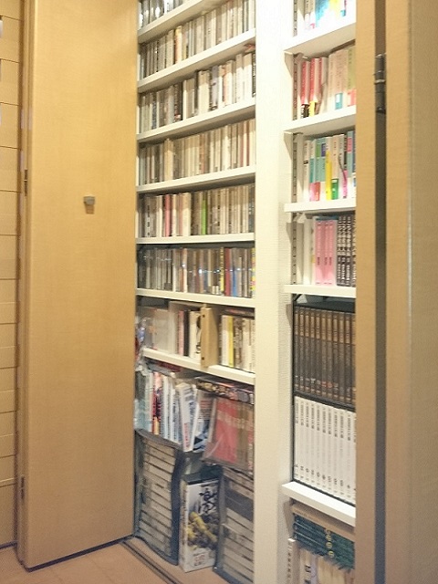 廊下には、文庫本やCDがぴったりおさまるサイズの壁面収納がついていました。「私の趣味の小説や、夫が結婚前から持っていたCDでいっぱいです」