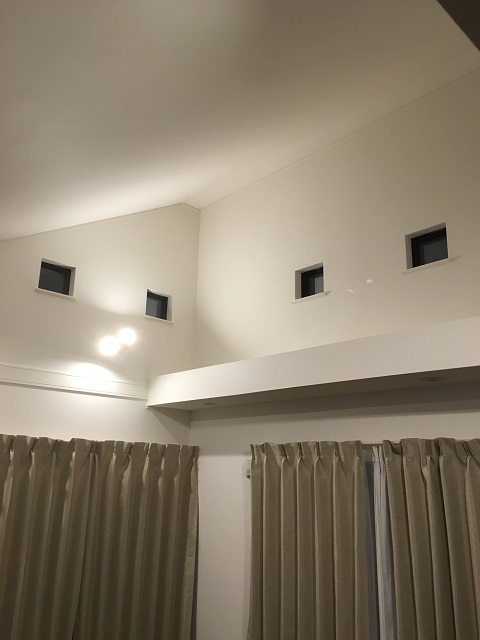 マンションで暮らしていたころから、天井が高い空間が好きだったというHさん。「新居には吹き抜けを作ってもらいました。開放感があって気に入っています」