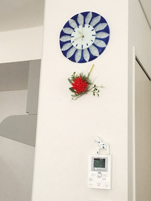 キッチンサイドの壁面には、フラワーモチーフの壁掛け時計や北欧雑貨などを飾って空間のアクセントにしている。