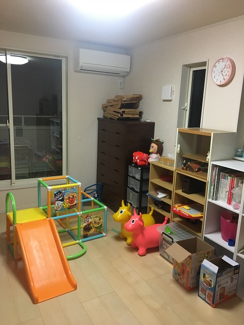 2階の子ども部屋は6.7畳。「アパート時代は部屋数がなかったので、子ども部屋がウォークインクローゼットを兼ねていました。パイプハンガーに囲まれながら過ごしていましたが（笑）、今ではのびのびと遊べるようになりました」