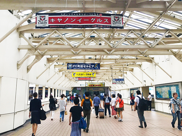 小田急線とJR横浜線を結ぶ連絡通路を見上げると、様々なスポーツチームを応援する横断幕が掲げられている。