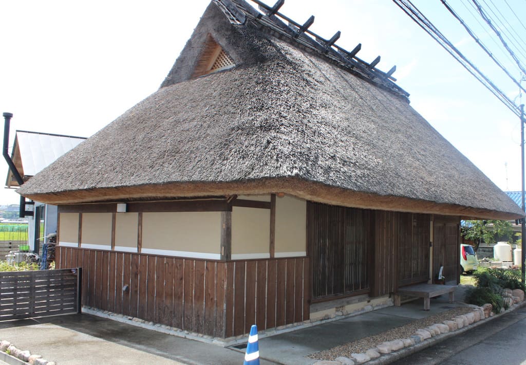 現代の住居として甦った茅葺き屋根の家