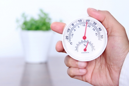 東京都福祉保健局の「健康・快適居住環境の指針」で快適とする室内温度は18〜22度、湿度は40〜60％