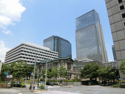 日本銀行本店と三越前のオフィスビル