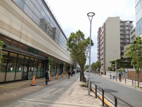 武蔵境駅前の歩道