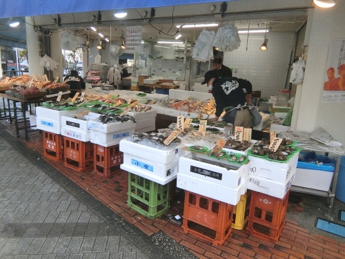 逗子駅前の鮮魚店